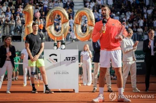 100회 우승 달성 후 소감을 전하는 조코비치(주황색 상의) / 연합뉴스