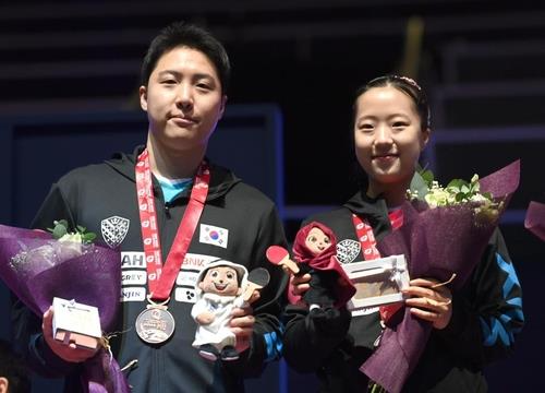 세계탁구선수권 혼복 동메달을 딴 임종훈(왼쪽)과 신유빈 / 대한탁구협회 제공