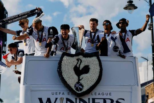 우승 퍼레이드에서 환하게 웃는 손흥민. 사진[AFP=연합뉴스]