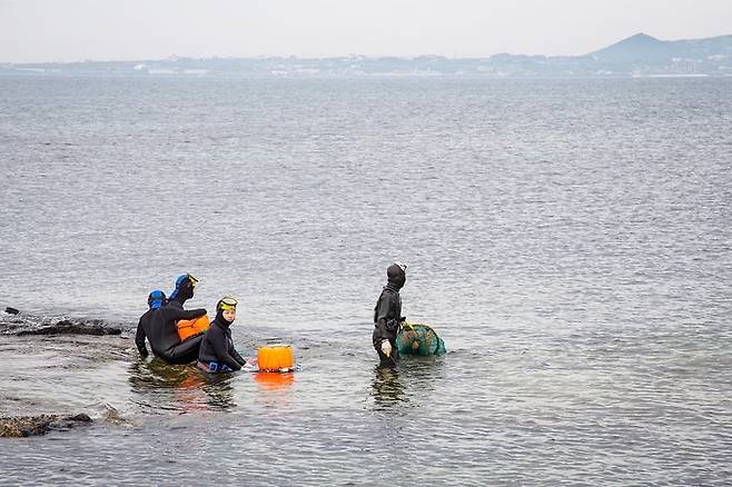 물때를 기다리고 있는 해녀 / 사진=visit jeju