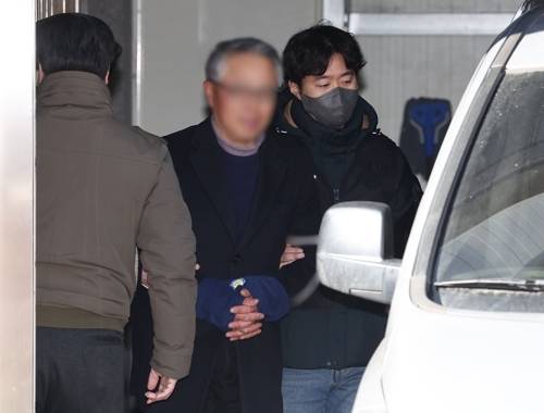 서울서부지법에서 벌어진 폭력 집단난동 사태에 가담한 사랑제일교회 특임전도사 윤모씨가 지난 2월 5일 서부지법에서 열리는 구속 전 피의자 심문(영장실질심사) 출석을 위해 서울 마포경찰서를 나서고 있다. [사진 출처 = 연합뉴스]