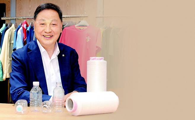 BYN블랙야크그룹은 본사 2층에 폐페트병을 활용한 재활용 시스템을 보여주는 전시 공간을 꾸며 놓았다. 페트병이 실이 되고 옷으로 재탄생하는 과정을 한눈에 보여준다. 강태선 블랙야크 회장이 지속가능 패션에 대해 설명하고 있다. 이승환 기자