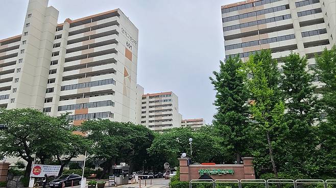 지난 21일 정비계획 결정이 공고된 서울 강동구 명일동 삼익그린2차 아파트 전경. 재건축 이후 명일동 최대 규모 단지로 탈바꿈할 예정이다.  매경DB