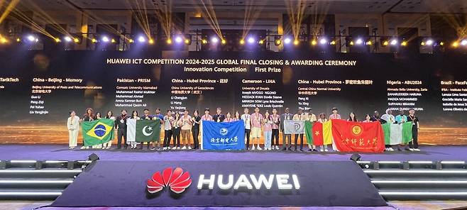 지난 24일 중국 선전시에서 열린 화웨이 제9회 ICT 경진대회 시상식에서 혁신 부문 1등을 수상한 8개 팀이 기념촬영을 하고 있다.  선전 송광섭 특파원