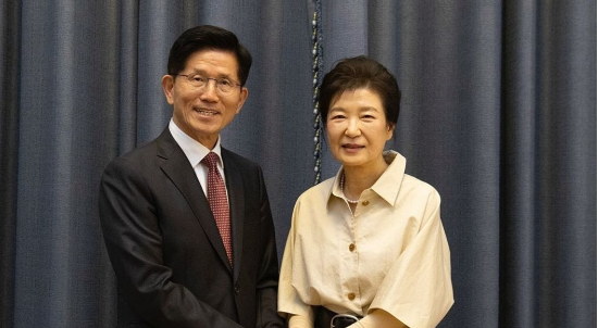 김문수 국민의힘 대선 후보가 24일 대구 달성군 박근혜 전 대통령 사저에서 박 전 대통령을 만나고 있다. (사진=연합뉴스)