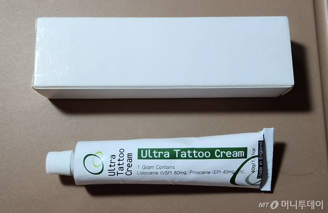 대구 남구의 반영구화장 재료 유통업체 파○뷰티가 택배로 발송한 마취크림. 제품 상자엔 제품명·성분이 표기돼있지 않았고, 스티커도 허술하게 붙어있었다. 스티커엔 '영국산(Made in England)'라고 표기돼있다. /사진=정심교 기자