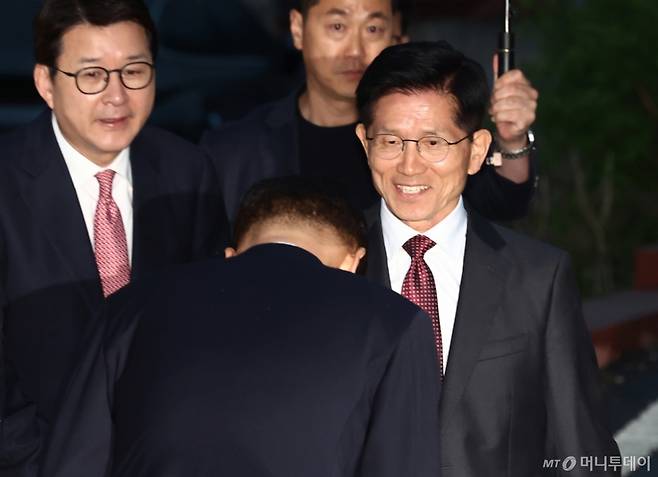 (대구=뉴스1) 김민지 기자 = 김문수 국민의힘 대통령 후보가 24일 박근혜 전 대통령을 예방하기 위해 대구 달성군 사저에 도착, 관계자들과 인사하고 있다. 2025.5.24/뉴스1  Copyright (C) 뉴스1. All rights reserved. 무단 전재 및 재배포,  AI학습 이용 금지. /사진=(대구=뉴스1) 김민지 기자