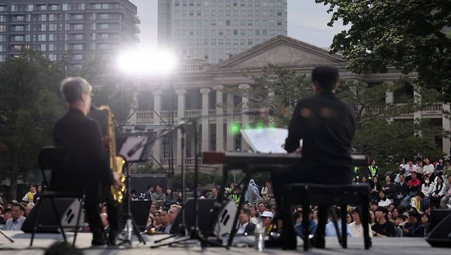 지난 23일 서울 중구 덕수궁에서 열린 '2025 정동야행'을 찾은 시민들이 개막 공연을 즐기고 있다. /사진=뉴스1