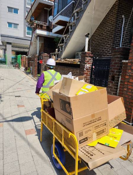 녹색병원 노동환경건강연구소가 개발한 리어카, 일명 '이어카'를 폐지 수집 어르신이 끄는 모습. 이는 분명한 노동이며, 이들이 일하는 노동 환경을 낫게 바꾸고자 하는 바람이 담겼다./사진=녹색병원 제공