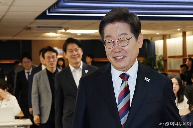 (서울=뉴스1) 이광호 기자 = 이재명 더불어민주당 대통령 후보가 25일 오전 서울 여의도 중앙당사에서 열린 기자간담회에 입장하고 있다. 2025.5.25/뉴스1  Copyright (C) 뉴스1. All rights reserved. 무단 전재 및 재배포,  AI학습 이용 금지. /사진=(서울=뉴스1) 이광호 기자