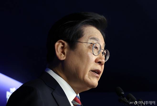 [서울=뉴시스] 고승민 기자 = 이재명 더불어민주당 대선 후보가 25일 서울 여의도 당사에서 기자간담회를 하고 있다. 2025.05.25. kkssmm99@newsis.com /사진=고승민