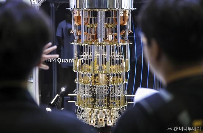 [고양=뉴시스] 정병혁 기자 = 25일 경기 고양시 킨텍스에서 열린 2024 퀀텀코리아에서 참관객들이 IBM의 양자컴퓨터 '퀀텀'을 살펴보고 있다. 2024.06.25./사진=정병혁