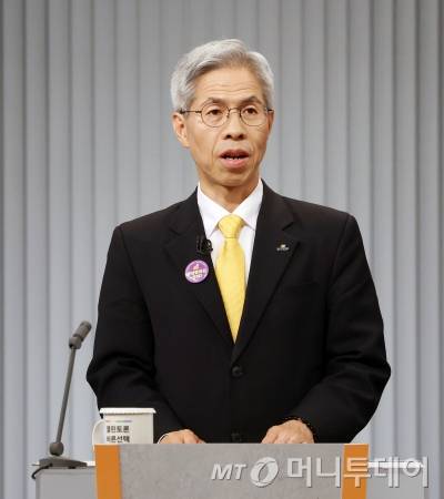 [서울=뉴시스] 국회사진기/로이터=뉴스1자단 = 권영국 민주노동당 대선후보가 23일 서울 영등포구 KBS본관 스튜디오에서 열린 중앙선거방송토론위원회 주관 제21대 대통령선거 2차 후보자 토론회 준비를 하고 있다. 2025.05.23. photo@newsis.com /사진=