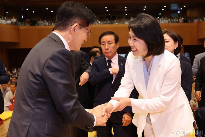 [단양=뉴시스] 권창회 기자 = 김문수 국민의힘 대선 후보가 24일 오전 충북 단양군 구인사에서 열린 상월원각대조사 제51주기 열반대제에 참석해 이재명 더불어민주당 대선후보 배우자 김혜경 여사와 인사하고 있다  2025.05.24. kch0523@newsis.com /사진=권창회