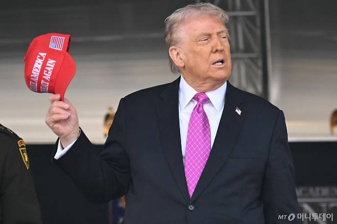 도널드 트럼프 미국 대통령이 24일(현지시간) 뉴욕에 있는 웨스트포인트 육군사관학교 졸업식서 연설을 마친 뒤 떠나고 있다. /사진=뉴스1