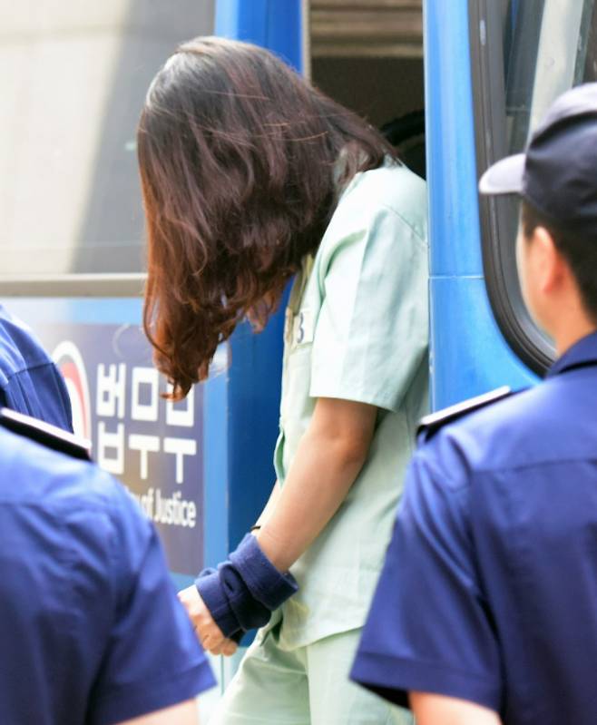 고유정은 전남편 강씨의 면접교섭권이 인정되자 범행을 모의했다. 사진은 고유정이 2019년 12월16일 제주지방법원에서 열린 3차 공판에 참석하기 위해 법원에 출석한 모습. /사진=뉴스1