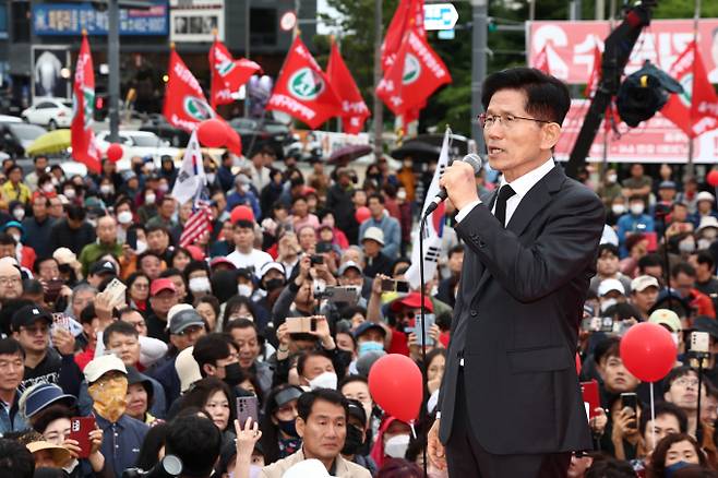 김문수 국민의힘 대선 후보가 24일 경북 구미시 박정희 전 대통령 생가 인근에서 열린 유세에서 지지호소를 하고 있다. /사진=공동취재
