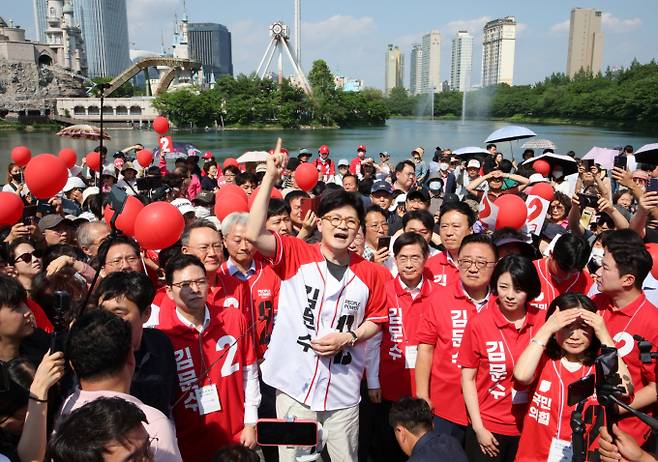 한동훈 전 국민의힘 대표가 25일 서울 송파구 석촌호수에서 김문수 국민의힘 대선 후보 지지를 호소하고 있다. /사진=뉴시스