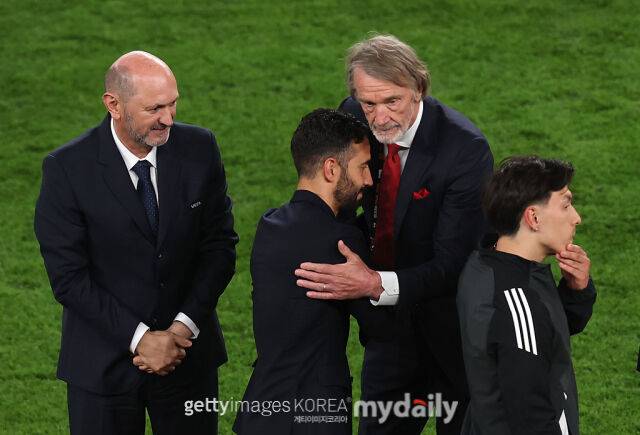 맨유 아모림 감독과 짐 랫클리프 구단주가 서로를 위로하고 있다. 맨유는 토트넘에 패하면서 유로파 리그 준우승에 그치면서 다음 시즌 영입 예정 선수들을 포기, 플랜 B를 가동해야 한다. /게티이미지코리아