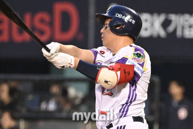 7일 서울 잠실야구장에서 열린 '2025 신한 SOL BANK KBO리그' LG 트윈스와 두산 베어스 경기. 두산 양의지가 4회말 1사에 중견수 정면을 향하는 타구를 바라보고 있다./마이데일리