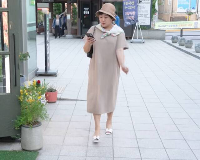 제이미맘이 발가락이 튀어나온 신발을 신고 어설프게 걸어 웃음을 자아냈다. / 유튜브 '핫이슈지' 캡처