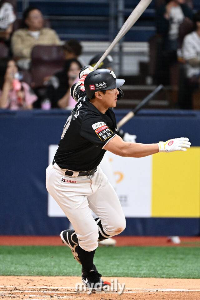 25일 서울 고척스카이돔에서 열린 '2025 신한 SOL BANK KBO리그' KT 위즈와 키움 히어로즈 경기. KT 황재균이 3회초 1사 1-2루에 선제 1타점 적시타를 치고 있다./고척=한혁승 기자 hanfoto@mydaily.co.kr