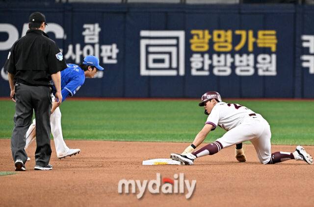 22일 오후 서울 고척돔 고척스카이돔에서 진행된 '2025 프로야구 KBO리그' 키움히어로즈와 삼성라이온즈의 경기. 키움 송성문이 6회말 2사 1루서 도루에 성공하고 있다./마이데일리