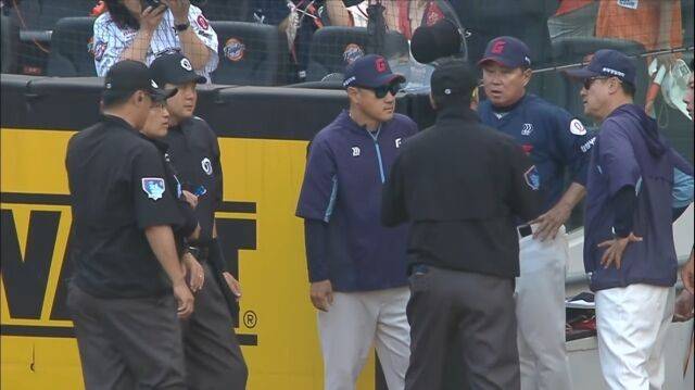 김태형 롯데 감독과 심판진은 어떤 대화를 나눈 것일까./티빙 중계화면 캡처