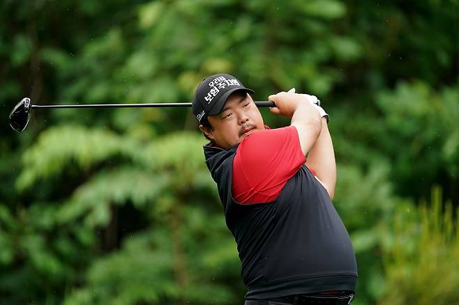 파5 홀서 트리플 보기를 범해 선두를 내준 유송규. [사진=코오롱 한국오픈 조직위 제공]