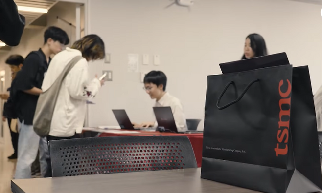 TSMC가 이달 12일 일본 홋카이도 대학을 시작으로 한 달에 걸쳐 전국 13개 대학 캠퍼스에 방문해 ‘TSMC 반도체의 날’ 행사를 진행하고 있다. 사진은 지난해 열린 같은 행사 모습. [TSMC 유튜브]