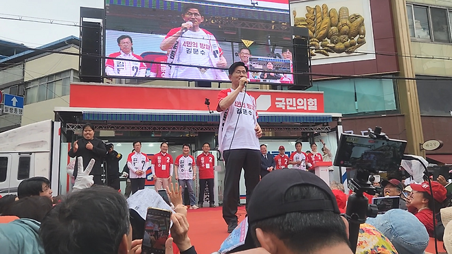 김문수 국민의힘 대선 후보가 24일 오후 경북 영주시 태극당 앞에서 영주 시민들에게 지지를 호소하고 있다(사진=김성권 기자)