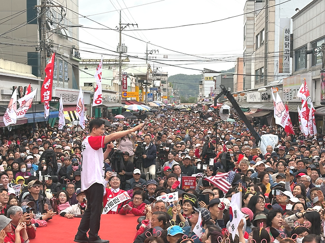 김문수 국민의힘 대선 후보는 24일 오후  상주 풍물시장을 찾아 “기적의 시작”이라는 슬로건으로 집중 유세를 펼지고 있다[임의자 의원실 제공]