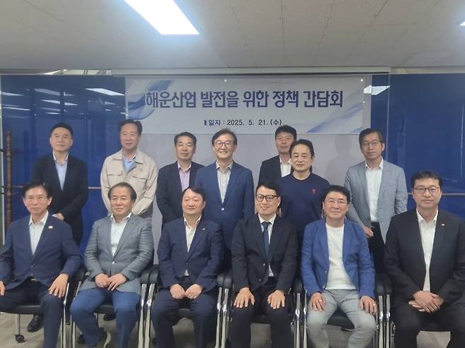 북극항로개척추진위(위원장 전재수, 윗줄 가운데)와 부산 해운업계 간 정책간담회