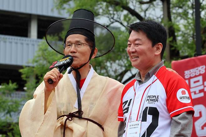 김문수 국민의힘 대선후보 지원에 나선 안철수 의원은 25일 이재명 더불어민주당 후보의 ‘헌정수호 세력’ 발언을 겨냥해 기가 막히다며 국민 앞에 사과하라고 촉구했다. 전날 김 후보와 경북 안동을 찾아 지원유세에 나선 안 후보. [안철수 의원 페이스북]