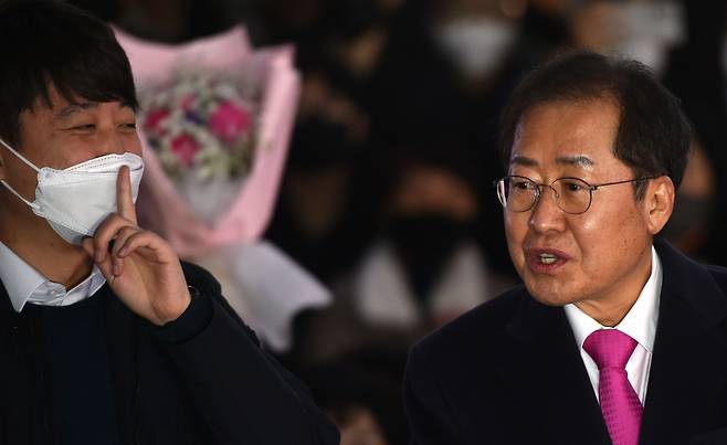 이준석 개혁신당 대선후보는 25일 홍준표 전 대구시장이 ‘이준석에 대한 투표는 사표(死票)가 아니라 미래에 대한 투자’라고 밝힌데 대해 젊은세대 투표 독려 메시지라며 홍 전 시장에게 감사의 뜻을 표했다. 자료사진. [뉴시스]