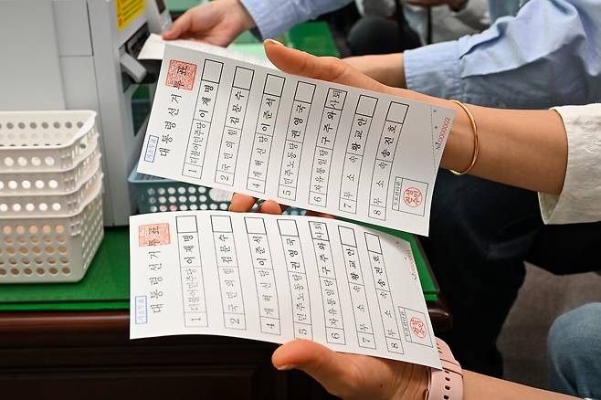 김문수 국민의힘 대선후보와 이준석 개혁신당 후보 단일화가 25일로 ‘1차 시한’을 넘겼다. 21일 서울 양천구 양천구선관위에서 선관위 관계자들이 군인을 비롯해 투표소와 멀리 떨어져 직접 투표가 곤란한 유권자들을 위한 6·3 대선 ‘거소투표용지’를 공개하고 있다. [연합]