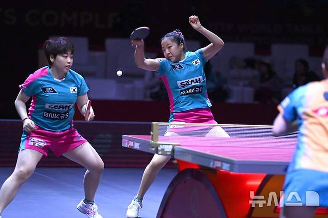 [도하(카타르)=뉴시스] 사진공동취재단 = 신유빈, 유한나가 22일(현지 시간) 카타르 도하 루사일 아레나에서 열린 2025 국제탁구연맹(ITTF) 세계선수권대회 여자복식 8강 일본 오도 사츠키, 요코이 사쿠라와 경기를 펼치고 있다. 2025.05.23. photo@newsis.com