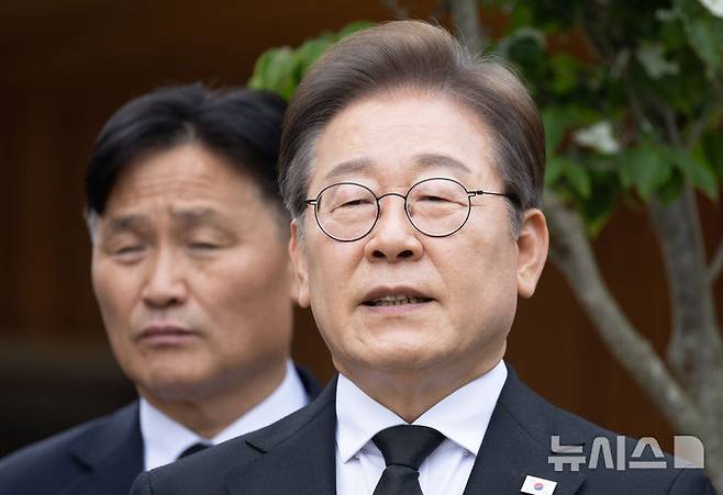 [김해=뉴시스] 조성우 기자 = 이재명 더불어민주당 대선후보가 고 노무현 전 대통령 16주기인 23일 경남 김해시 진영읍 봉하마을을 찾아 노 전 대통령 사저 앞에서 백브리핑을 하고 있다. (공동취재) 2025.05.23. photo@newsis.com