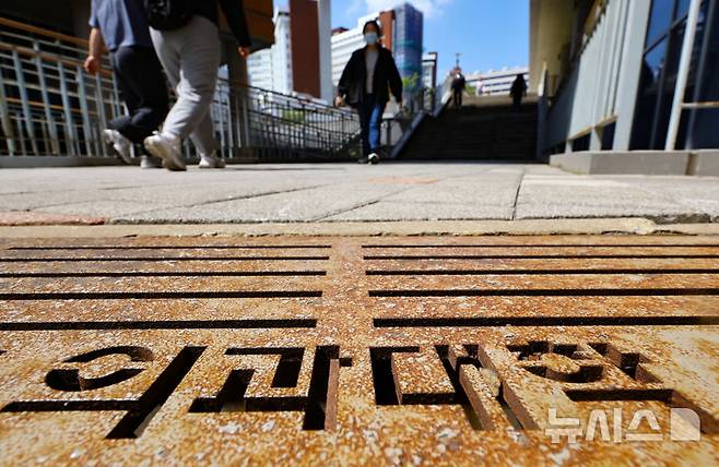 [서울=뉴시스] 황준선 기자 = 지난 7일 서울 시내 한 의과대학에서 시민들이 이동하는 모습. 2025.05.07. hwang@newsis.com