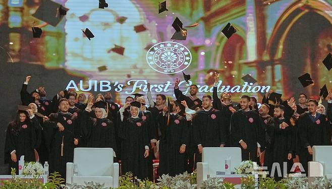 [바그다드=AP/뉴시스]바그다드 아메리컨대학교의 첫 졸업생들이 5월 24일의 첫 졸업식에서 학사모를 공중으로 던져 올리고 있다. 2025. 05. 25.  )