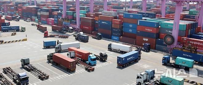 [인천=뉴시스] 전진환 기자 = 인천 연수구 인천신항 컨테이너 터미널에서 컨네이너 트럭들이 분주히 움직이고 있다.  2025.05.12. amin2@newsis.com