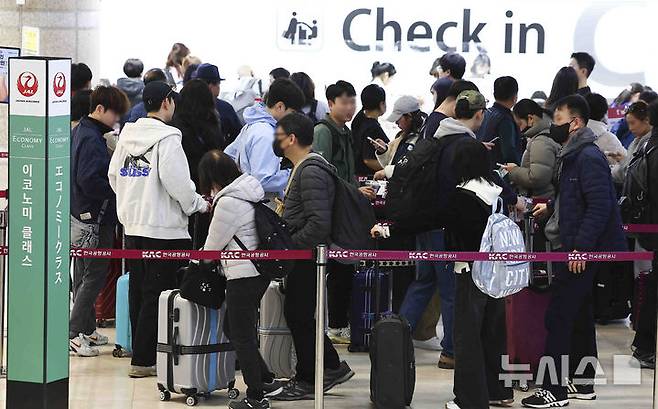 [서울=뉴시스] 김근수 기자 = 삼일절 연휴를 하루 앞둔 28일 서울 강서구 김포국제공항 국제선 출국장이 여행객들로 붐비고 있다. 2025.02.28. ks@newsis.com