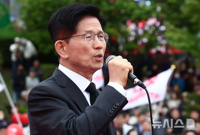 [구미=뉴시스] 권창회 기자 = 김문수 국민의힘 대선 후보가 24일 경북 구미시 박정희 전 대통령 생가 인근에서 열린 유세에서 지지호소를 하고 있다. (공동취재) 2025.05.24. photo@newsis.com