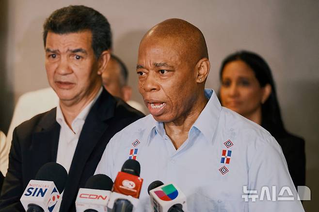 [뉴욕=AP/뉴시스] 뉴욕 허드슨강변에 정박해 있던 시청 소속 오물 처리선이 24일 오전(현지시간) 폭발해 장기 근속 환경 직원1명이 사망하고 다른 2명이 경상을 입었다.  사진은 지난 4월 14 일 뉴욕 나이트클럽 지붕 붕괴사고로 사망한 도미니카인들에 대해 기자회견하는 애담스 시장. 2025. 05. 25.