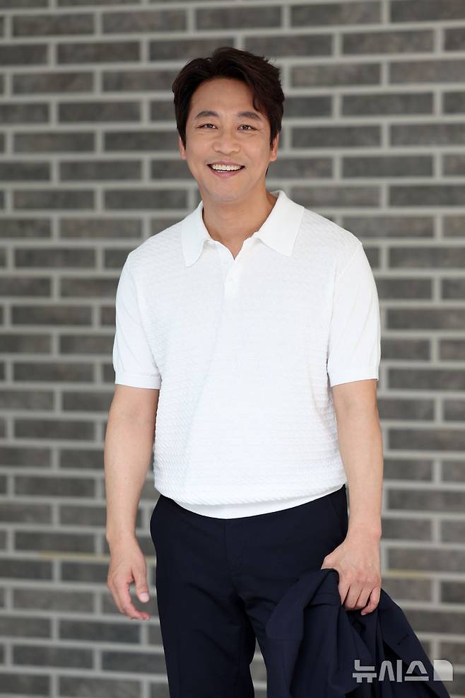 [서울=뉴시스] 박진희 기자 = 음악극 '노베첸토(NOVECENTO)' 배우 오만석이 지난 21일 서울 종로구 대학로에서 인터뷰를 하고 있다. ‘노베첸토’는 이탈리아 문학의 거장 ‘알레산드로 바리코’ 희곡을 원작으로 배우 1인과 재즈 피아니스트 1인이 무대 위에서 함께 공연하는 특별한 음악극으로, 33년간 배에서 내리지 않았던 피아니스트의 이야기이다. 2025.05.24. pak7130@newsis.com