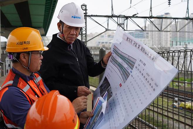 [서울=뉴시스] 한문희 코레일 사장이 지난 23일 오후 서울 금천구청역을 공사 현장을 찾아 선로 분기기 교체 계획 등을 검토하고 있다. 2025.05.25. (사진=코레일 제공) photo@newsis.com *재판매 및 DB 금지