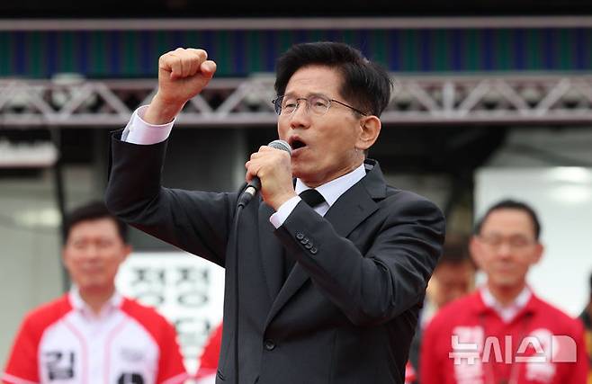 [구미=뉴시스] 권창회 기자 = 김문수 국민의힘 대선 후보가 24일 경북 구미시 박정희 전 대통령 생가 인근에서 열린 유세에서 지지호소를 하고 있다. 2025.05.24. kch0523@newsis.com