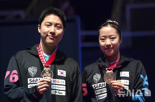 [서울=뉴시스] 사진공동취재단 = 임종훈, 신유빈이 24일(현지시간) 카타르 도하 루사일 아레나에서 열린 2025 국제탁구연맹(ITTF) 세계선수권대회 혼합복식 시상식에서 동메달을 걸고 포즈를 취하고 있다.  2025.05.25  photo@newsis.com