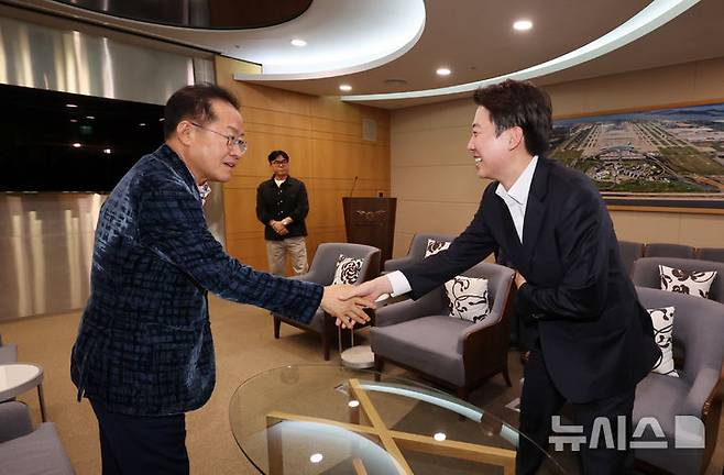 [인천공항=뉴시스] 이영환 기자 = 홍준표 전 대구시장이 10일 오후 인천국제공항 제1여객터미널에서 미국 출국을 앞두고 배웅온 이준석 개혁신당 대선후보와 악수를 나누고 있다. 2025.05.10. 20hwan@newsis.com