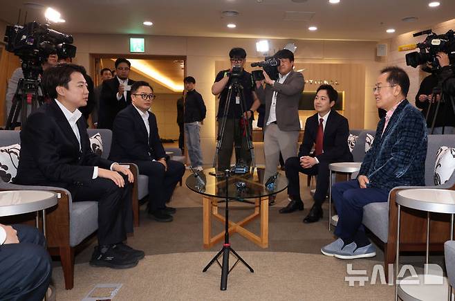 [인천공항=뉴시스] 이영환 기자 = 홍준표 전 대구시장이 10일 오후 인천국제공항 제1여객터미널에서 미국 출국을 앞두고 배웅온 이준석 개혁신당 대선후보와 대화를 하고 있다. 2025.05.10. 20hwan@newsis.com